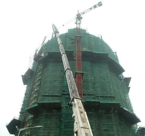 金华市吊车在工地上作业